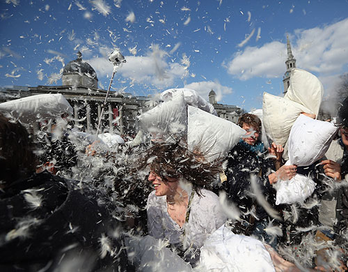 Всемирный день боев подушками 2013 на Трафальгарской площади в Лондоне  
