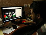 Житель Газы изучает страницу группы Anonymous