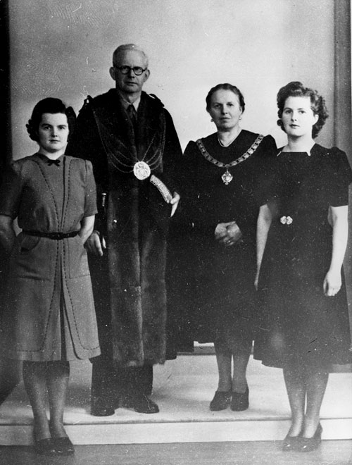 Маргарет (справа) с сестрой, отцом и матерью. 1944-й год
