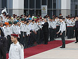 Фотография с церемонии вступления в должность нового министра обороны Израиля Моше ("Боги") Яалона