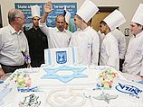 Ученики школы "Орт" преподнесли министру экономики Нафтали Беннету "патриотический торт"