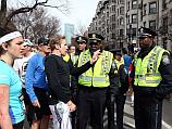 Опрос свидетелей после взрывов на Бостонском марафоне. 15 апреля 2013 года