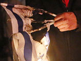 Юноша сжигал флаги Израиля, когда люди вышли на улицы, чтобы наблюдать за праздничным салютом