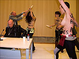 Секстремистки FEMEN атаковали архиепископа Леонарда