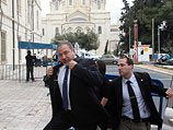 Авигдор Либерман перед зданием мирового суда Иерусалима. Февраль 2013 года 