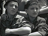 Бывшие узники Освенцима после прибытия в Израиль. Июль 1945 года