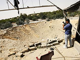 Воронка от одной из израильских ракет на месте, где располагалась база боевиков. Сектор Газы, 28 апреля 2013 года