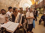 Группа пожилых израильтян, уцелевших во время Катастрофы европейского еврейства, провели бар-мицву у Стены Плача