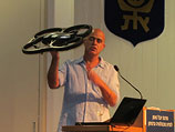 Основатель компании JamRT Йорам Авидан демонстрирует квадрокоптер