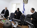 Слева направо судьи: Ицх­ак Ши­мо­ни, Ха­гит Мак-Кал­ма­но­вич (председатель) и Эй­тан Кор­н­ха­у­зер