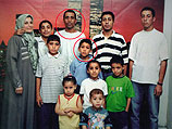 Семья ад-Дура в 2000-м году. Выделены Джамаль (отец) и Мухаммад (сын)