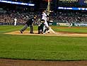 Во время матча MLB болельщик выскочил на поле и обокрал питчера