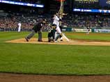 Во время матча MLB болельщик выскочил на поле и обокрал питчера