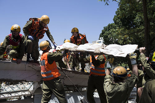Поисково-спасательные работы в "разбомбленном торговом центре" в Нацерет-Иллите