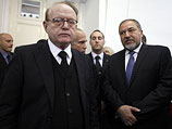 Адвокат Яаков Вайнрот и его подзащитный Авигдор Либерман в суде