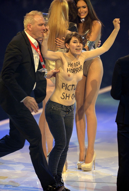 Активистка FEMEN на подиуме шоу "Будущая топ-модель Германии"