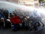 В Стамбуле сотни демонстрантов, пытавшихся добраться до парка Гези по мосту через Босфор, были встречены специальным подразделением полиции по подавлению беспорядков, применившим слезоточивый газ и водометы. 
