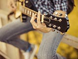 Ученые подтвердили: у мужчины с гитарой вдвое больше шансов познакомиться с женщиной