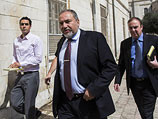 Авигдор Либерман около здания иерусалимского суда. 12 июня 2013 года