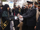 Мохаммад Багер Калибаф вручает дипломы полицейским (2005 год)