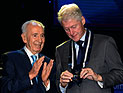 Шимон Перес вручил Биллу Клинтону "Президентскую медаль"
