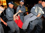 Задержание участника демонстрации сотрудниками полиции. Тель-Авив, 8 мая 2012 года
