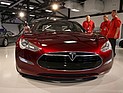 Tesla представила систему замены батарей электромобилей за 90 секунд