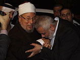 Шейх Юсуф аль-Кардауи и глава правительства ХАМАС Исмаил Ханийя. Газа, 8 мая 2013 года