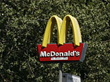 В ночь на 27 июня на дверях десятков кошерных ресторанов сети McDonald's появились плакаты: "Кошерно, но с душком"