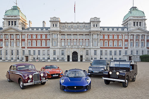 Слева направо: Jaguar MARK VIIM Saloon (1955), Jaguar F TYPE, Jaguar C-X75, Jaguar Range Rover и Jaguar Land Rover (1953)  