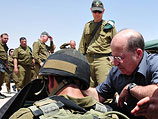 Министр обороны Израиля Моше Яалон на базе "Цеэлим". 9 июля 2013 года