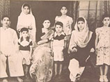 Семейная фотография. В центре - маленький Махфуз рядом со своей матерью Риханой