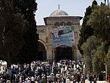 Палестинцы повесили портрет Мухаммада Мурси на стенах мечети Аль-Акса