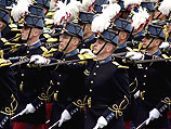 14 июля проходит торжественный военный парад на Елисейских полях 