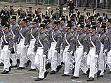 14 июля проходит торжественный военный парад на Елисейских полях