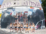 Коллектив французских художников COMBO отметил День взятия Бастилии размещением на стене дома в центре Парижа гигантского панно с изображением секстремисток FEMEN на баррикадах