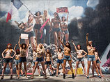 Коллектив французских художников COMBO отметил День взятия Бастилии размещением на стене дома в центре Парижа гигантского панно с изображением секстремисток FEMEN на баррикадах