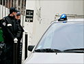 "Вы охраняете убийц": женщина напала на полицейских у здания посольства США в Париже