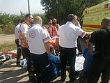 Сотрудники службы скорой медицинской помощи на месте происшествия в Аелет а-Шахар. 25.07.2013