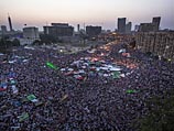 На площади Тахрир собрались тысячи его противников