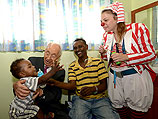 Президент Израиля Шимон Перес вместе с министром здравоохранения Яэль Герман посетили один из центров матери и ребенка "Типат халав" в Иерусалиме. Они проследили за ходом кампании "Две капли" по вакцинации детей от полиомиелита
