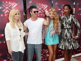 Саймон Коуэлл в окружении коллег по реалити-шоу "X Factor"