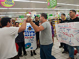 Акция протеста против высоких цен на продукцию "Тнувы". 2011-й год