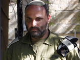 Подполковник Шалом Айзнер около своего дома в Иерусалиме. 17 апреля 2012 года