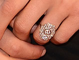 Журнал People обратил внимание на безымянный палец левой руки актрисы, где красовалось кольцо с бриллиантами в стиле Art Deco