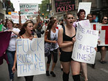 Во время недавнего "Марша шлюх" в Чикаго феминистки несли плакаты с надписями "Fuck Robin Thicke" и "We are no Blurred Lines"