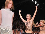 Акция FEMEN в Париже. 26 сентября 2013 года