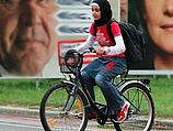 Недавно саудовские власти разрешили женщинам кататься на велосипедах