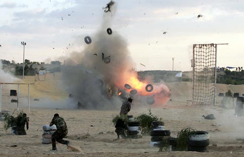 Подрыв макета израильского танка во время учений боевиков "Бригад Насера Салах ад-Дина" (Комитеты народного сопротивления)