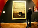 Посетитель музея перед картиной Рене Магритта "Красная модель III"
